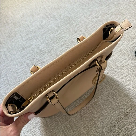 Classic Henri Bendel bag - Picture 5 of 9